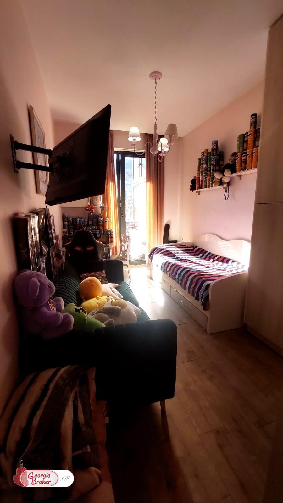 იყიდება ახალი გარემონტებული 3 ოთახიანი ბინა ვაკეში